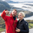 Også Kronprins Haakon måtte forevige den vakre utsikten over Folla og Flatangers skjærgård. Foto: Berit Roald / NTB scanpix